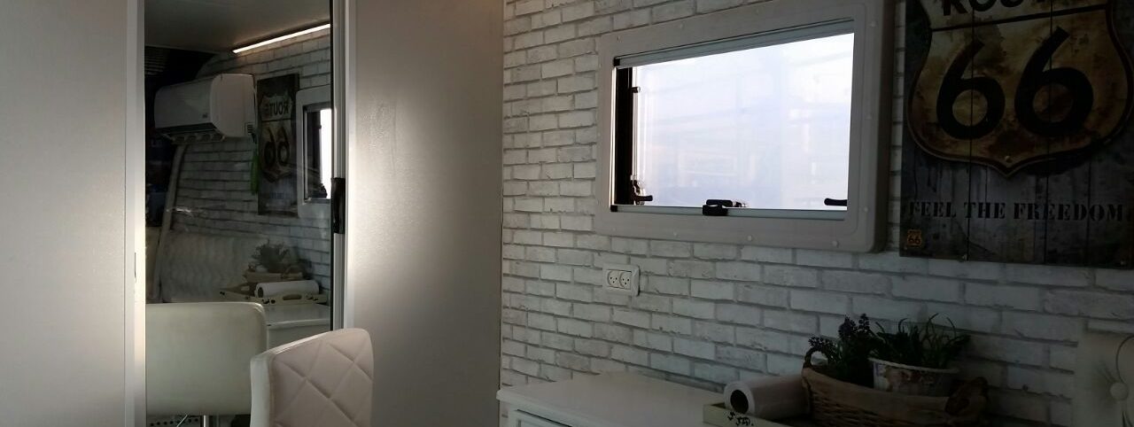 שולחן איפור וכיסא בקרון אירוח