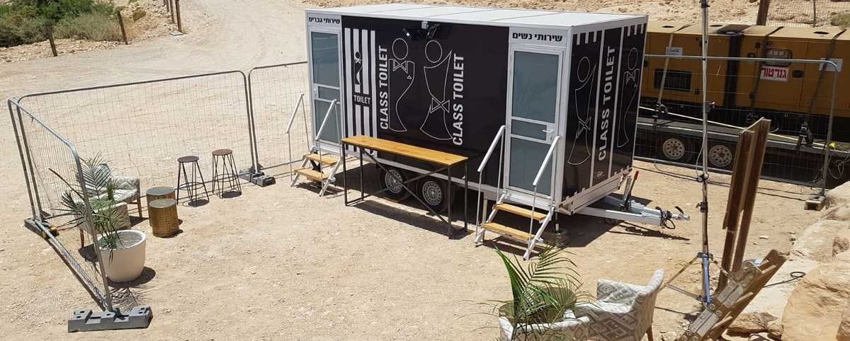 תאי שירותים ניידים מבית גורסט באירוע שהתקיים במדבר - מבט על