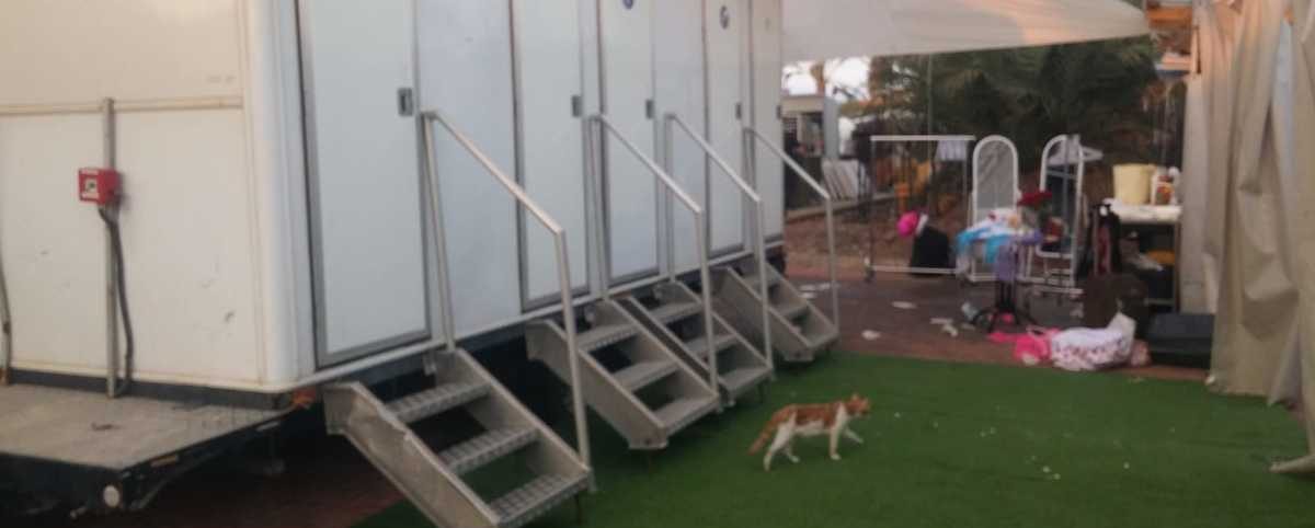 קרון מקלחות ניידות המכיל 4 תאים מבית גורסט באירוע עם 150 משתתפות