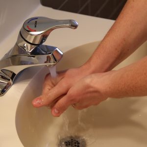 שטיפת ידיים בכיור
